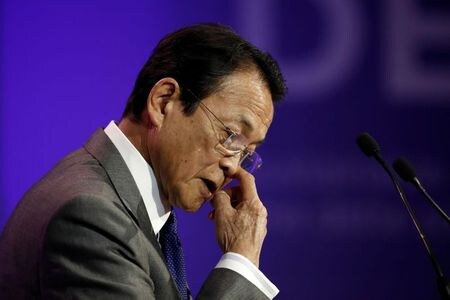 麻生太郎財務相（写真）は２８日、中国湖北省・武漢市で発生した新型コロナウイルスによる肺炎の影響について「現時点で確たることを言うのは困難」との認識を示した。写真は５月７日、パリで撮影（２０１９年　ロイター/Benoit Tessier）