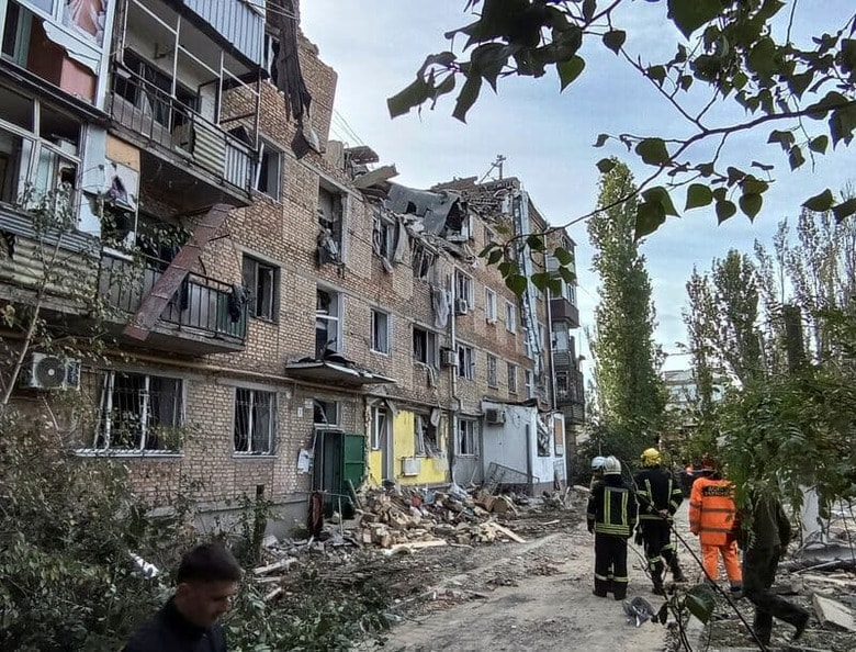 ウクライナ南部ヘルソン州の親ロシア派幹部は、ウクライナ軍による攻撃が続いているとして、住民に退避を呼びかけた。写真はウクライナ南部ミコライウで、ロシア軍の攻撃によって破壊された住宅（2022年　ロイター/Viktoriia Lakezina）