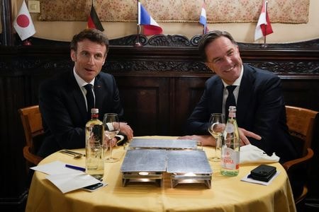 オランダのルッテ首相は３０日、フランスのマクロン大統領との会談後、米インフレ抑制法の「予期せぬ結果」に対応する欧州連合（ＥＵ）の方法について、両国が足並みを揃えていると述べた。写真は同日、ハーグのレストランで写真撮影に応じるフランスのマクロン大統領とオランダのルッテ首相（２０２３年　ロイター／Peter Dejong Pool via REUTERS）