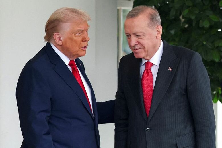 米ホワイトハウスで、エルドアン大統領を出迎えるトランプ大統領。2025年9月25日撮影　REUTERS/Jonathan Ernst