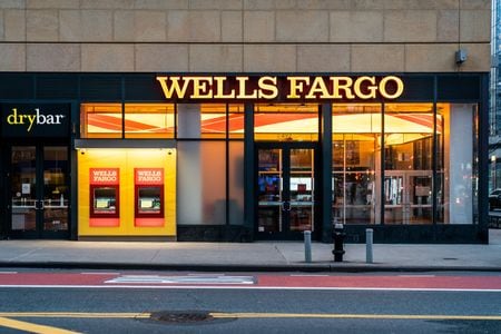 米大手銀行ウェルズ・ファーゴ（Ｗファーゴ）が１２日に発表した第２・四半期決算は減益となった。預金コストが上昇し、利息収入がアナリスト予想を下回った。２０２０年３月撮影（２０２４年　ロイター/Jeenah Moon/File Photo）