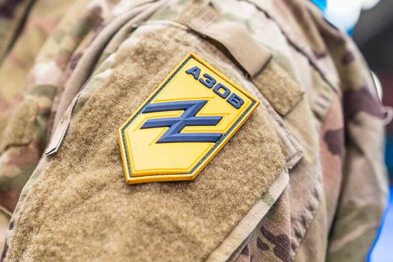 軍服に刺繍されたアゾフ旅団のエンブレム　lev radin-Shutterstock