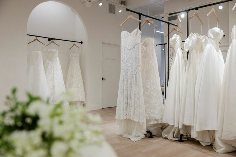 写真は婚礼衣装ブランド「ジェニー・ユー」のブティックに展示されるドレス。8月6日、ニューヨークで撮影。REUTERS/Jeenah Moon