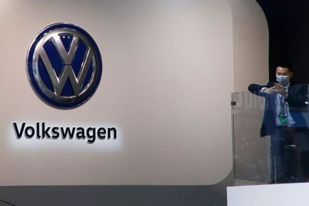 　独自動車大手フォルクスワーゲン（ＶＷ）と中国の合弁相手、上海汽車集団（ＳＡＩＣ）は、上海工場を４１億３０００万元（５億９０００万ドル）かけて刷新し、ＶＷの高級車ブランド「アウディ」の新型セダンを生産する計画だ。 写真はＶＷのロゴ。北京で２０１６年４月撮影（２０２０年　ロイター／Kim Kyung-Hoon）