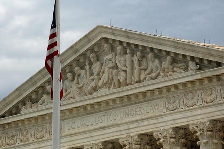 　６月１２日、米最高裁判所は暴力的で不公正な債権回収から消費者を守る公正債権回収法について、債権を購入した後に債権を回収する会社には適用されないとの判断を下した。写真は２０１５年１０月撮影の最高裁（２０１７年　ロイター/Jonathan Ernst）