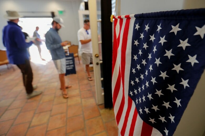 11月7日、6日に投票が行われ現在開票作業が進む米中間選挙では、下院の435議席すべてと上院100議席のうち35、そして50州のうち36州の州知事職などが争われる。写真はカリフォルニアの投票所（2018年　ロイター/Mike Blake）