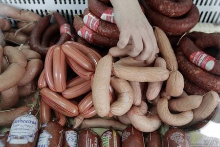 　１０月２６日、世界保健機関の専門組織、国際がん研究機関は、ホットドッグ、ソーセージ、ベーコンなどの加工肉が大腸がんのリスクを高めるほか、赤身肉も同様のリスクがあるとのリポートを発表した。写真は、店頭のソーセージ、２月撮影（２０１５年　ロイター／Eduard Korniyenko）