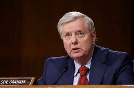 米共和党のリンゼー・グラム上院議員（６６）は２日、新型コロナウイルス検査で陽性反応を示したと明らかにした。写真はグラム議員。６月１７日撮影（２０２１年　ロイター/Evelyn Hockstein）