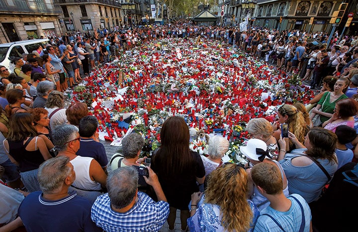ランブラス通りの事件現場で犠牲者を追悼する人々　Albert Gea-REUTERS