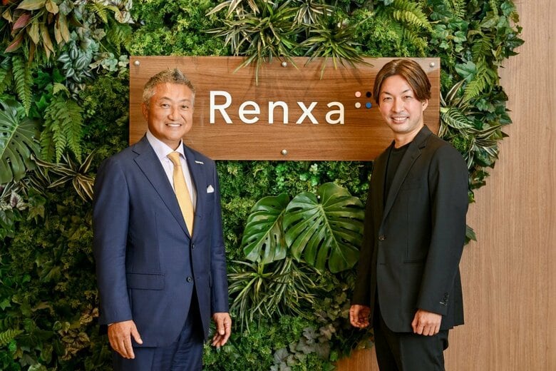 東京・池袋のRenxaオフィスにて、AIと人の協業が拓く可能性について語り合った、Renxa の坂本幸司社長（右）とZVC JAPANの下垣典弘代表取締役会長兼社長