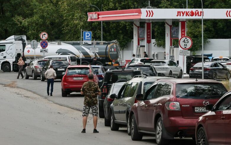 写真はガソリンスタンドの行列。8月17日、モスクワで撮影。 REUTERS/Anastasia Barashkova
