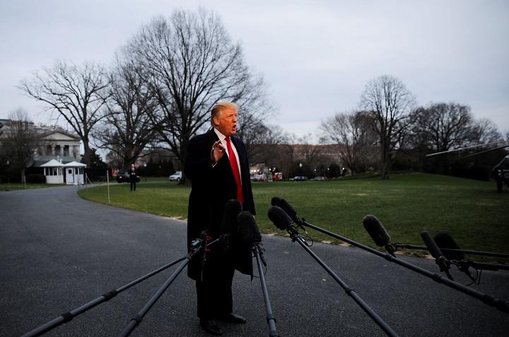 ホワイトハウスの外で記者に囲まれるトランプ米大統領（3月24日）　Carlos Barria- REUTERS