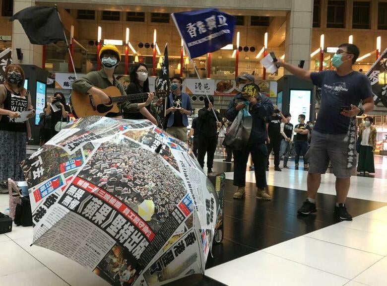 台湾で対中政策を担当する大陸委員会は６月１８日、台湾に移住を希望する香港人を受け入れるため、専門窓口を７月１日付で開設すると明らかにした。写真は台北で、香港の民主化デモを支援する人々、５月２３日撮影（２０２０年　ロイター/Ben Blanchard）