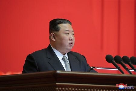 ７月２８日、北朝鮮の金正恩朝鮮労働党総書記（写真）は、同国軍に対し核戦争抑止力を速やかに動員する態勢を整えるよう命じ、米国とのいかなる軍事衝突にも対応する用意があると表明した。平壌で撮影。KCNAが７日配信（２０２２年　ロイター）