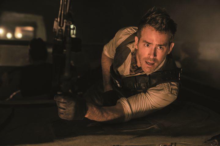 『レッド・ノーティス』ではうぬぼれ屋の詐欺師を演じる　FRANK MASI/NETFLIX ©︎2021; PHOTO ILLUSTRATION BY SLATE. IMAGES VIA 20TH CENTURY FOX, WARNER BROS. PICTURES