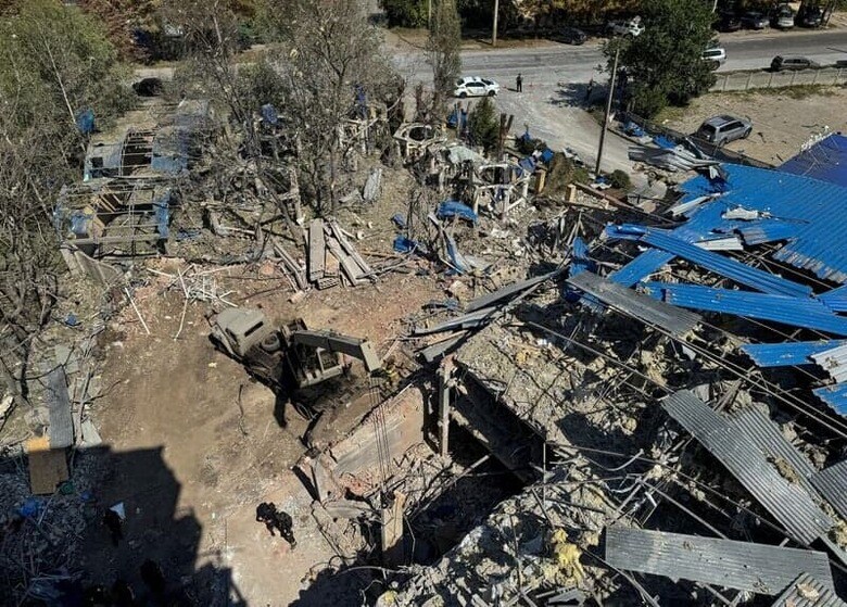 ウクライナ軍によると、ロシア軍は２６日午前にウクライナ全土を標的にミサイル数発とドローン（無人機）数十機を発射させた。全土で空襲警報が出された。写真はクラマトルスクで２５日に爆撃を受け破壊されたホテル（２０２４年　ロイター／Vitalii Hnidyi）