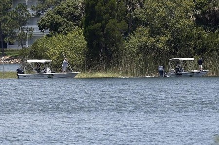 　６月１７日、米フロリダ州オーランドのテーマパーク「ディズニーワールド」にあるホテルの湖沼で２歳の男児がワニに引きずり込まれ、遺体で見つかった事故は、米ウォルト・ディスニーのイメージに影響を与える可能性がある。写真は現場となった湖沼「セブン・シーズ・ラグーン」を捜索する野生生物保護団体職員。１５日撮影（２０１６年　ロイター／Adrees Latif）