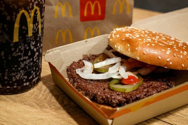 マクドナルドの「クォーターパウンダー」。2024年10月24日、ニューヨークで撮影。 REUTERS/Brendan McDermid