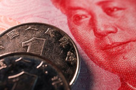複数の関係筋によると、中国東部の地方金融当局は、一部の農村商業銀行に対し、投資信託への投資規模を抑制するよう求めた。中国紙幣と貨幣。（2024年　ロイター/Florence Lo/Illustration/File Photo）