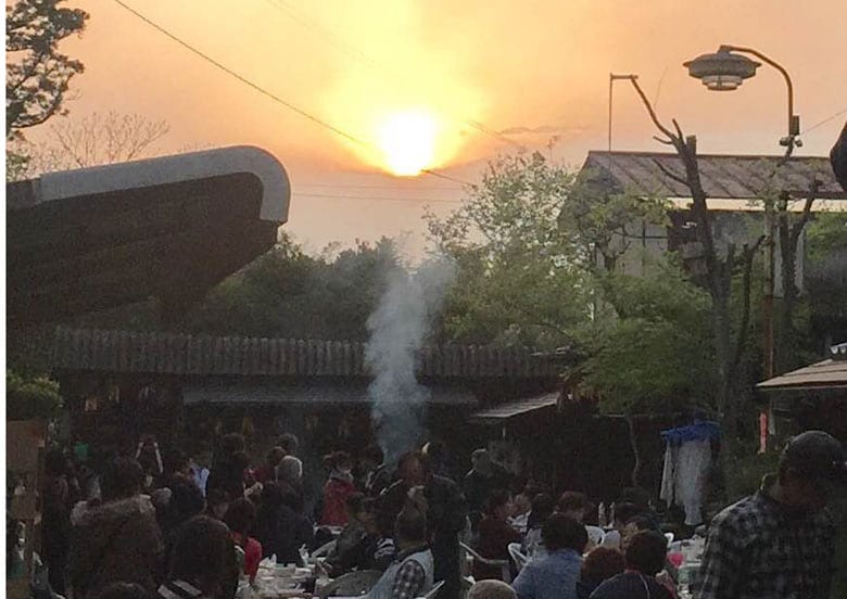 阿蘇神社近くの路地裏で食事をしていた被災者たちの姿（写真はすべて筆者）