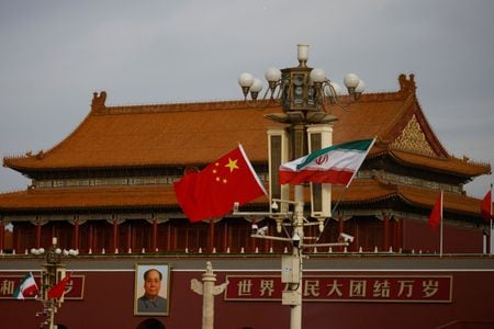 中国北京の天安門広場に掲揚されたイランと中国の国旗。２０２３年２月が撮影（２０２６年　ロイター/Thomas Peter）