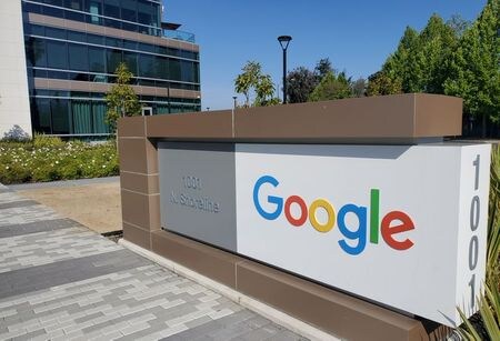 　２月１２日、オーストラリアのフライデンバーグ財務相は、米国のアルファベット傘下のグーグルとフェイスブックに豪メディアのコンテンツ使用料支払いを義務付ける法案を来週、議会に提出することを明らかにした。写真はカリフォルニア州 で２０１９年５月撮影（２０２１年　ロイター／Paresh Dave）