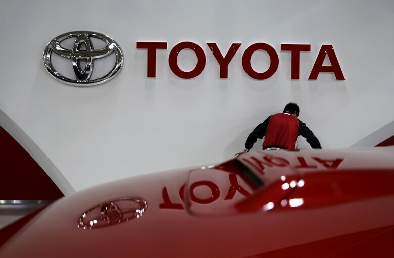 ８月３０日、台風１０号の接近に伴い、トヨタ自動車<7203.T>は、車両生産子会社のトヨタ自動車東日本（宮城県大衡村）が運営する岩手県と宮城県にある２工場の操業を一時休止した。写真は都内で２月撮影（２０１６年　ロイター／Toru Hana）
