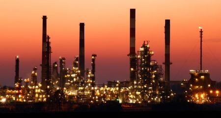 　６月１３日、アジア時間の原油先物は下落。米連邦準備理事会（ＦＲＢ）が１２日まで開いた連邦公開市場委員会（ＦＯＭＣ）で政策金利を据え置き、利下げ開始予想時期が後ずれしたことや、米原油・燃料在庫の増加が売り材料となっている。写真は２０２１年３月、パリで撮影（２０２４年　ロイター/Christian Hartmann）
