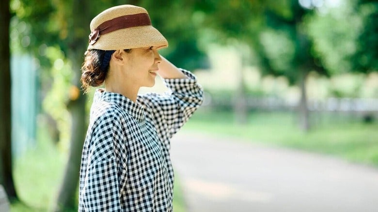 月5万円の年金で生活する紫苑さんは、やりくりするために、生活上でさまざまな創意工夫をしている。例えば新しい洋服が買えなかったとしても、帽子ひとつでオシャレ度はぐっとアップする（写真：林ひろし）