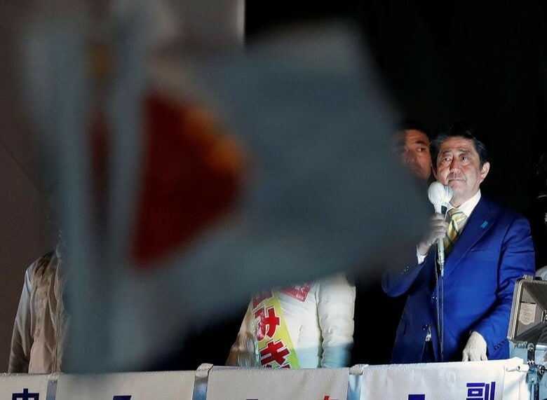 　１０月２２日、第４８回衆院選は、自民党と公明党の獲得議席が、安定的な国会運営を可能とする「絶対安定多数」の２６１議席を上回った。写真は安倍晋三首相。都内で２１日撮影（２０１７年　ロイター/Toru Hanai）