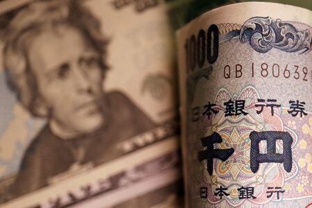 　６月２４日、午前のドルは１５９円半ばから後半で底堅い動きが続いた。目立った材料がない中でも円が弱含む展開は変わらず、ドルは一時１５９．９４円と介入と見られる円の急騰が発生した４月２９日以来の水準へ上昇した。写真は米ドルと日本円の紙幣。北京で２０２２年９月撮影（２０２４　ロイター／Florence Lo）