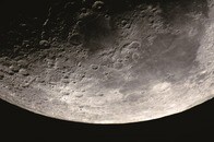 ガラスビーズがいっぱい──乾燥した不毛の地・月面は「水の都」？　最新研究