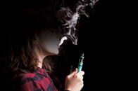 電子たばこ販売禁止策は本当の問題をけむに巻くだけ