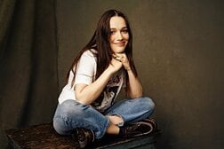 「セルライトも肉割れの線もあるけど…」 新作ホラーで肉体をさらした米女優の思い