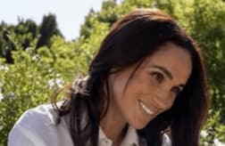 45歳メーガン妃、水着姿でプールに"どぼん"　誕生日ショット公開