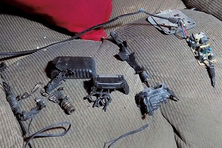 イスラエルによる「ポケベル爆弾」作戦により、住宅内で爆発したトランシーバーの残骸