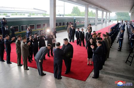 　北朝鮮の金正恩朝鮮労働党総書記はロシア訪問に向け、１０日午後に専用列車で平壌を出発した。国営の朝鮮中央通信（ＫＣＮＡ）が１２日に伝えた。写真は同日、平壌を出発する金総書記。ＫＣＮＡが１２日に提供（２０２３年　ロイター）
