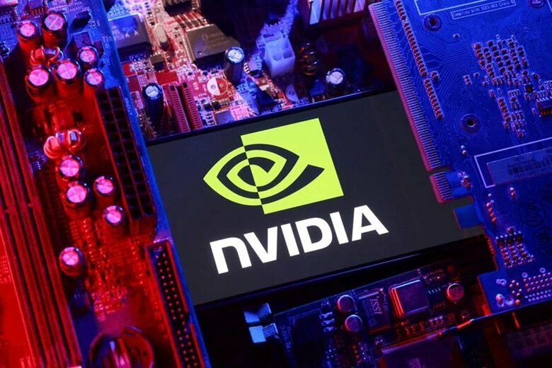米エヌビディアのロゴとコンピューターのマザーボード。２０２５年８月撮影。REUTERS/Dado Ruvic/Illustration/File Photo