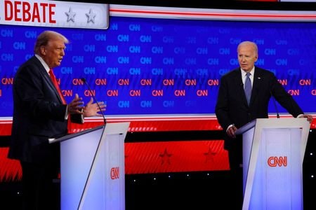 米議会下院軍事委員会の民主党トップを務めるアダム・スミス下院議員は８日、バイデン大統領（右）に大統領選から撤退するよう呼びかけた。６月撮影（２０２４年　ロイター/Brian Snyder）