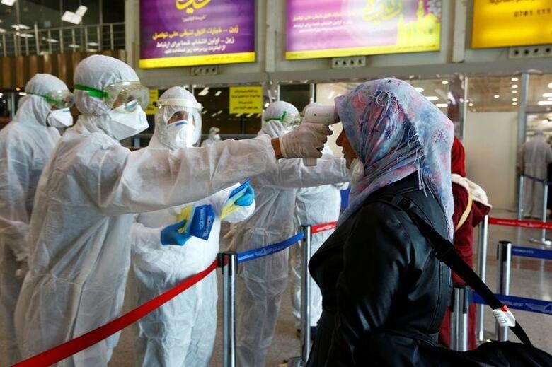 イラン保健当局は6日、新型コロナウイルス感染の死者が過去24時間で17人増え、計124人になったと発表した。感染者数も前日から1000人超増加し、4747人に達した。空港での検査のもよう。5日撮影（2020年　ロイター/Alaa al-Marjani ）