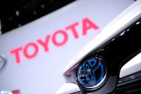 トヨタ自動車が９月の世界生産を計画比で４割減らすとの報道を受け、１９日午後の東京株式市場で自動車関連銘柄が値を下げた。写真はトヨタのロゴ。ジュネーブで２０１９年３月撮影（２０２１年　ロイター／Denis Balibouse）