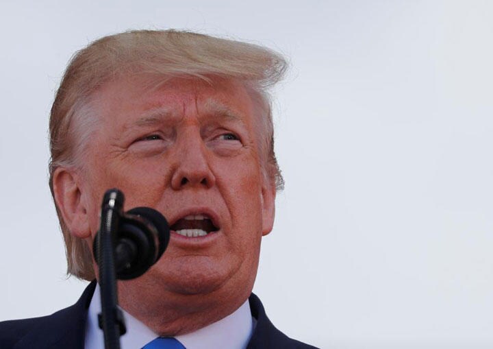 6月6日、米議会民主党は、7月4日の独立記念日を祝うイベントの開催中にトランプ大統領が計画するリンカーン記念堂での演説について、伝統的な超党派行事を選挙キャンペーンの集会に変えてしまう恐れがあるとして、日程や場所の変更を書簡で求めた。ノルマンディ上陸作戦75周年の記念式典で演説する同大統領。仏北西部・コルビルシュルメールで撮影（2019年　ロイター／CARLOS BARRIA）