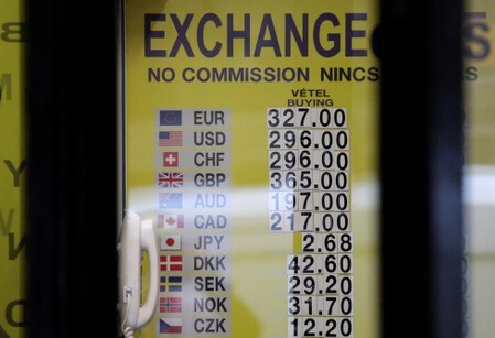 ニューヨーク外為市場では、米連邦準備理事会（ＦＲＢ）が前日の利下げに続き今後も緩和を続けるのか見極めようとする動きが出る中、ドル指数が１０日ぶりの安値を付けた。ブダペストで９月撮影（２０１９年　ロイター/BERNADETT SZABO）