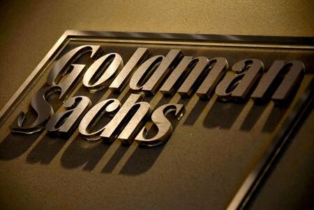 　米金融大手ゴールドマン・サックスとシンガポール政府投資公社（ＧＩＣ）は再生可能エネルギーの開発を手掛けるジャパン・リニューアブル・エナジー（ＪＲＥ）を売却する意向を示している。関係筋が明らかにした。写真はゴールドマン・サックスのロゴ。シドニーで２０１６年５月撮影（２０２１年　ロイター／David Gray）