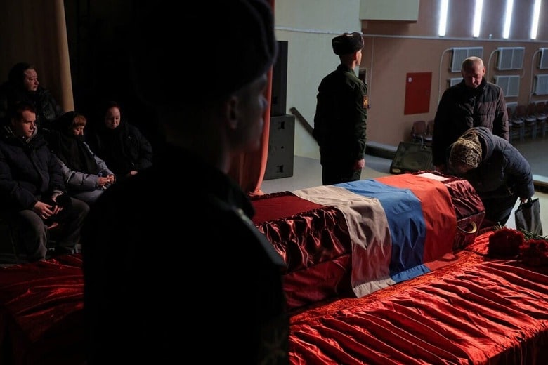 戦死者の葬儀の様子　Anton Vaganov-REUTERS