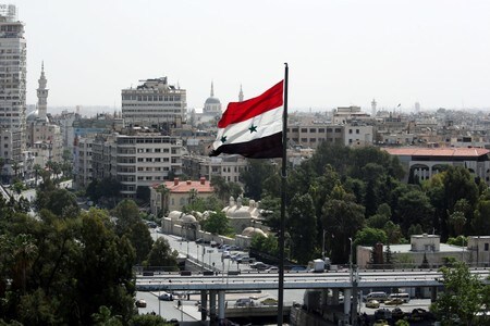 　５月８日、シリアの国営シリア・アラブ通信は、トランプ米大統領によるイラン核合意離脱表明から２時間以内にイスラエルがシリアに対して複数のミサイルを発射したと報じた。写真はシリア国旗。首都ダマスカスで４月撮影（２０１８年　ロイター/Ali Hashisho）