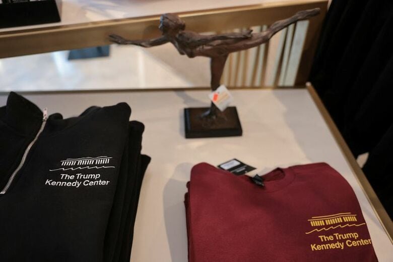ケネディ・センターのギフトショップで販売されているトランプ氏の名前が入った商品。6月11日撮影。REUTERS/Jonathan Ernst
