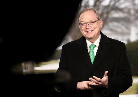 写真は米ホワイトハウスの国家経済会議（ＮＥＣ）のハセット委員長。ホワイトハウスで１８日撮影。REUTERS/Kevin Lamarque