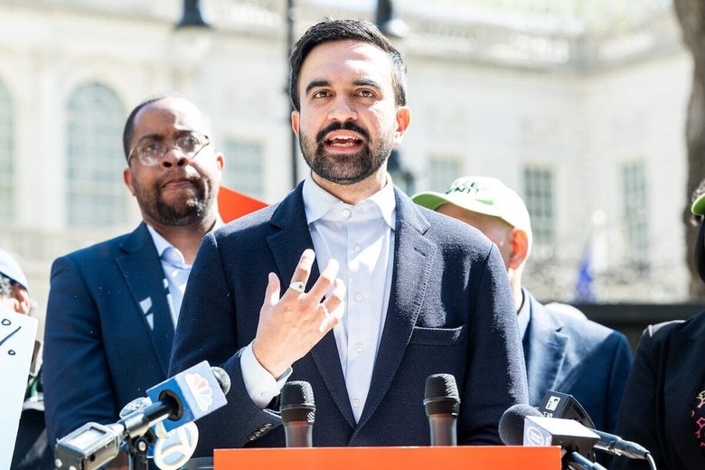 ニューヨーク市長選の民主党候補に選ばれた異色候補のマムダニ（4月18日、ニューヨーク）　Photo by Michael Brochstein/Sipa USA