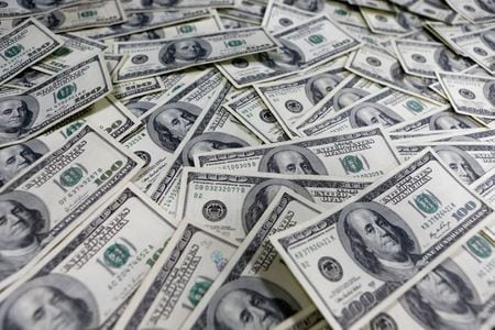　１２月２７日、正午のドル／円は、ニューヨーク市場午後５時時点に比べ、若干ドル安／円高の１０９．４７／４９円。写真はソウルで２０１３年１月撮影（２０１９年　ロイター／Lee Jae-Won）